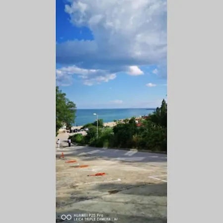 Kabakum Di Sea View е прекрасен апартамент намиращ се на 20м.от плажа. в непосредстена близост има хранителен магазин, аптека, спирка на градския транспорт. заведения за всеки вкус. * גולדן סנדס