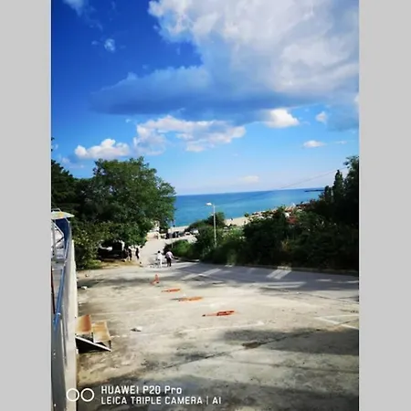 Kabakum Di Sea View е прекрасен апартамент намиращ се на 20м.от плажа. в непосредстена близост има хранителен магазин, аптека, спирка на градския транспорт. заведения за всеки вкус. *
