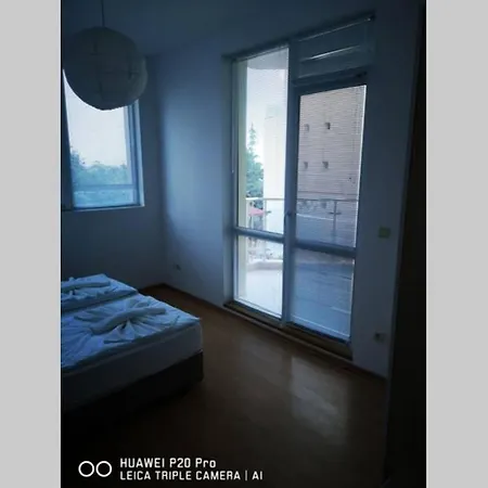 Apartment Kabakum Di Sea View е прекрасен апартамент намиращ се на 20м.от плажа. в непосредстена близост има хранителен магазин, аптека, спирка на градския транспорт. заведения за всеки вкус. Golden Sands